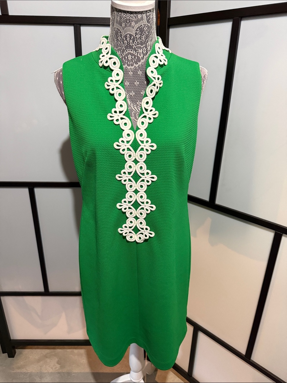 Vince Camuto Bright Green Sleeveless Mini Dress with White Appliqué
